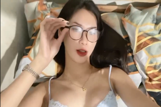 Cô gái xinh vú lớn khiến cu anh cương lên